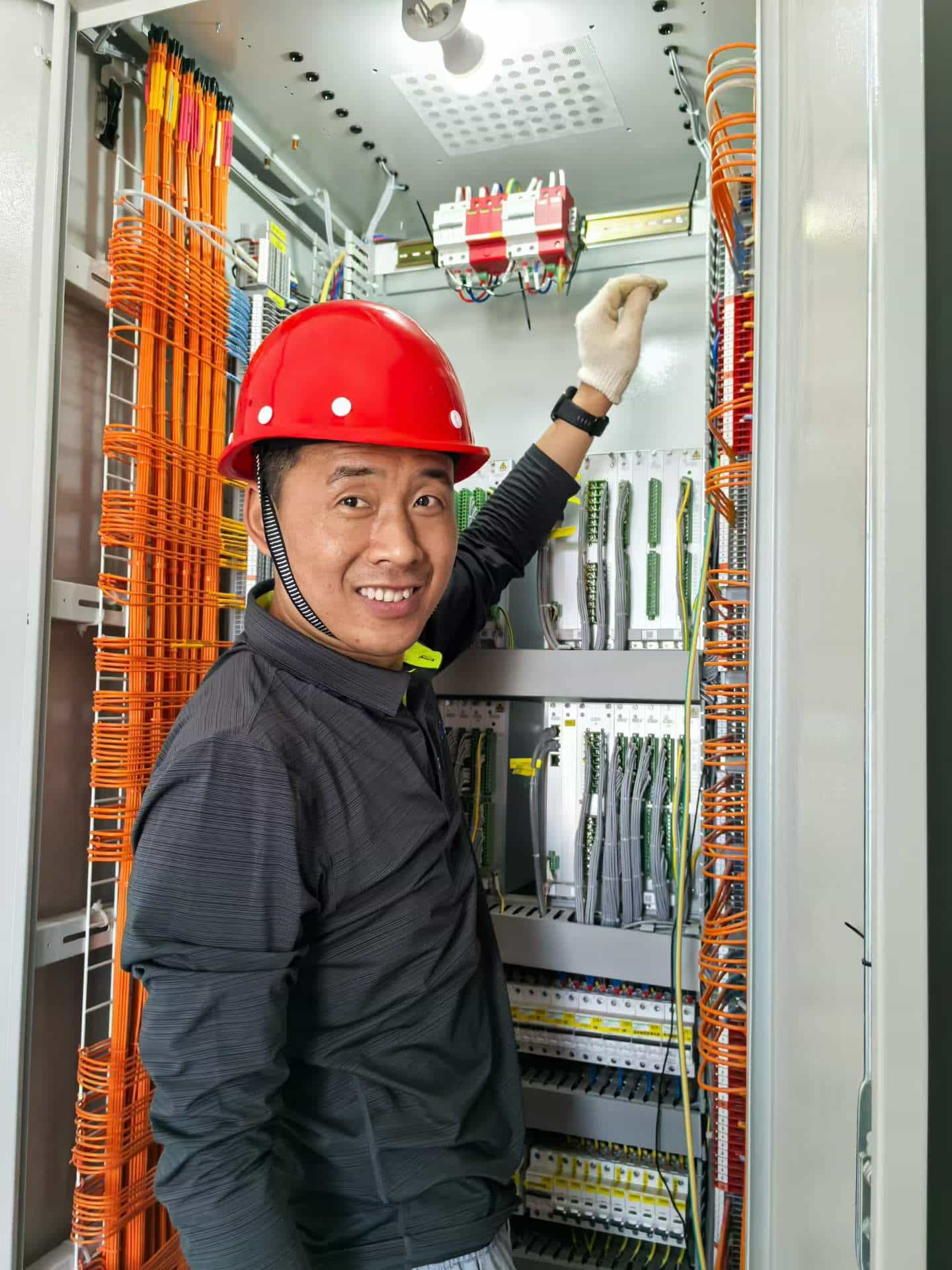 O pessoal técnico da Jinli Electric está trabalhando na linha de frente da Chongqing-Kunming High-Speed Railway
