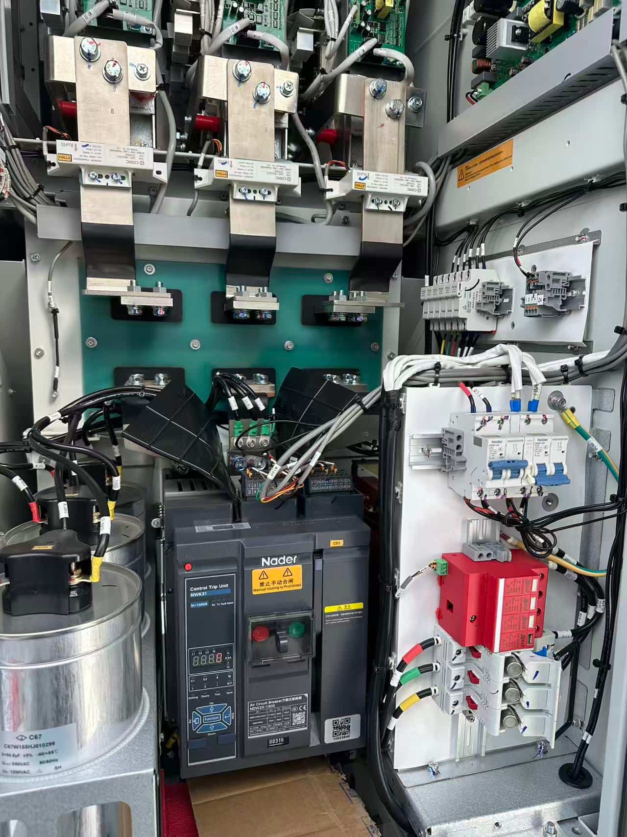 Quais são as diferenças nos requisitos de parâmetros entre os padrões UL e IEC para dispositivos de proteção contra surtos?