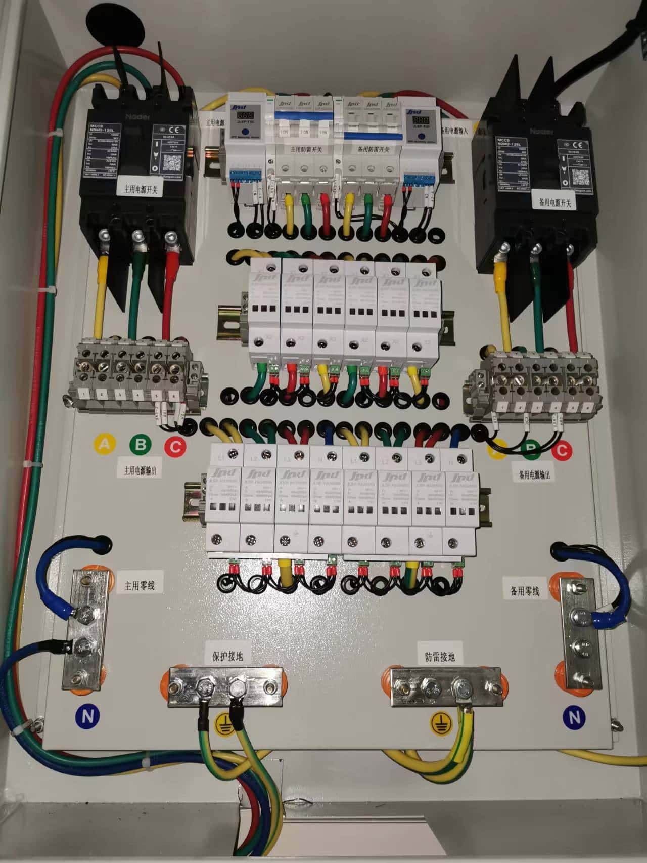 Para DPS (Dispositivos de Proteção contra Surtos) utilizados em áreas de alta altitude, a distância de segurança elétrica precisa ser aumentada. Como a norma GB/T 18802.11 reflete esse requisito em testes e certificação?