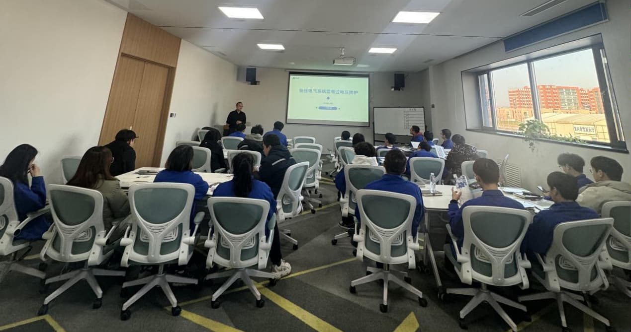 A equipe técnica da Jinli Lightning Protection visita a Shenyang Feichi Electrical.