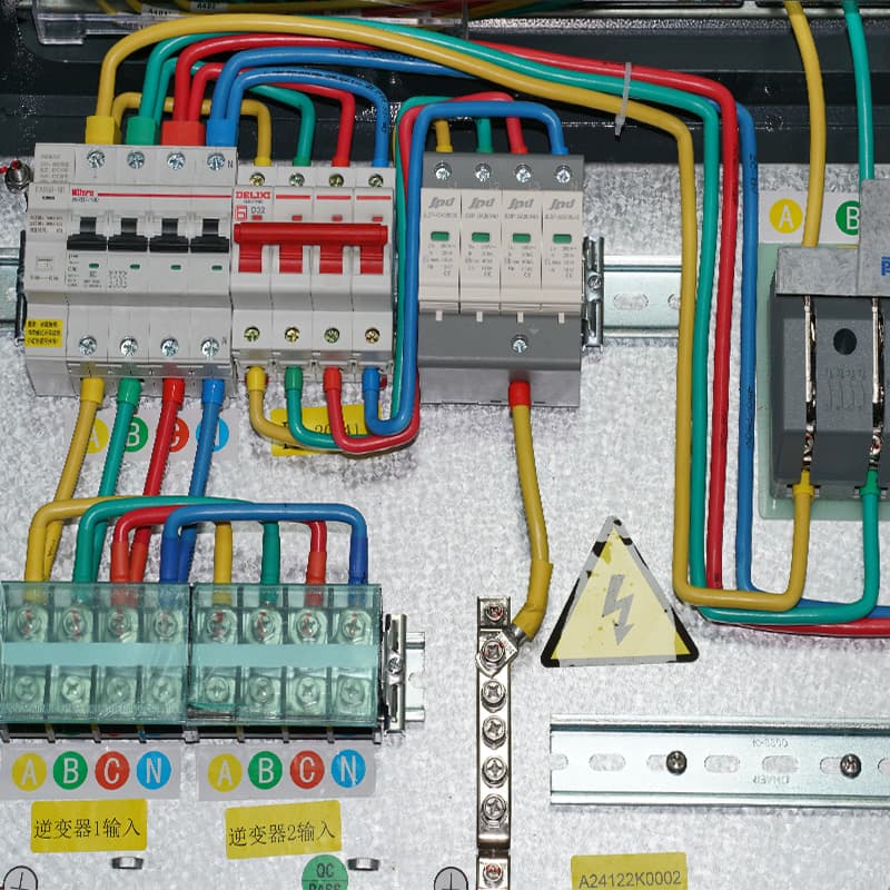 Como devem ser ajustadas as estratégias de seleção e instalação de SPDs para obter uma proteção eficaz contra surtos?